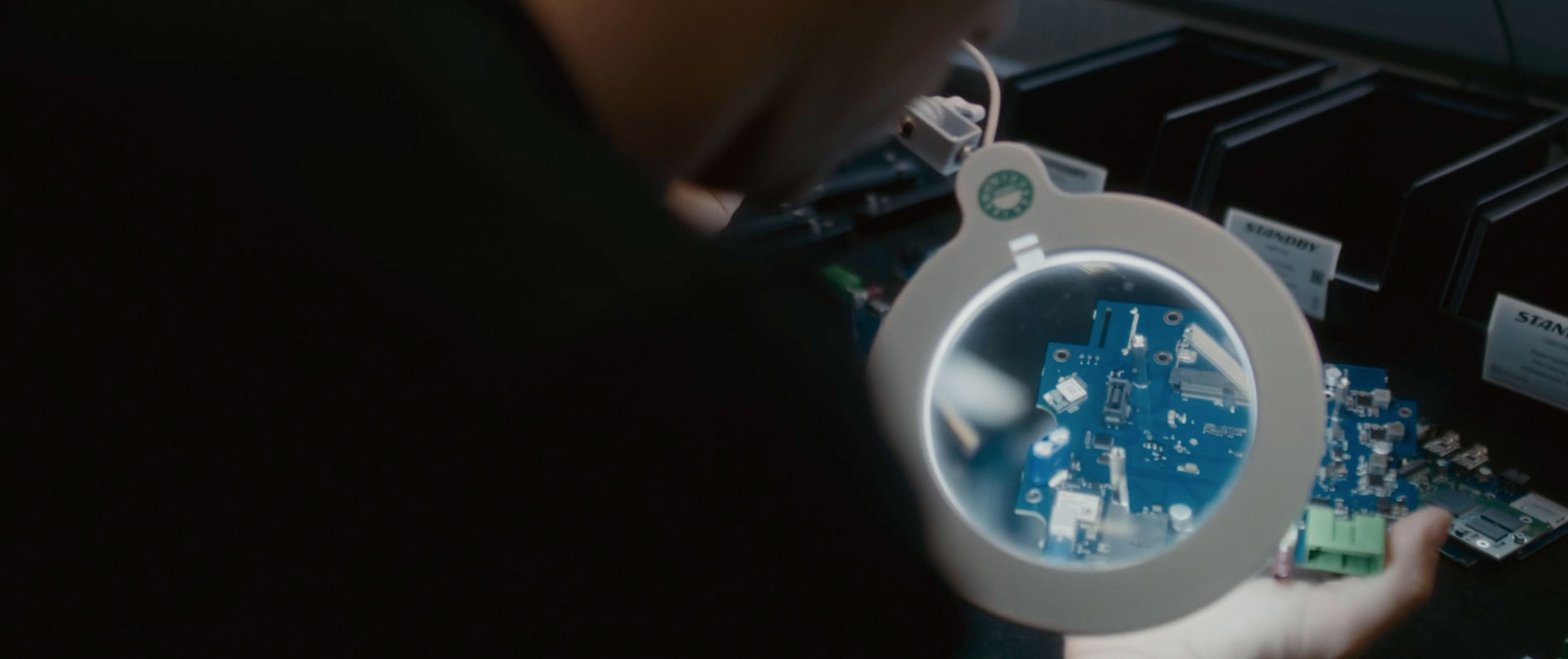 Vy över ett förstpringsglas där man ser ner på ett kretskort.