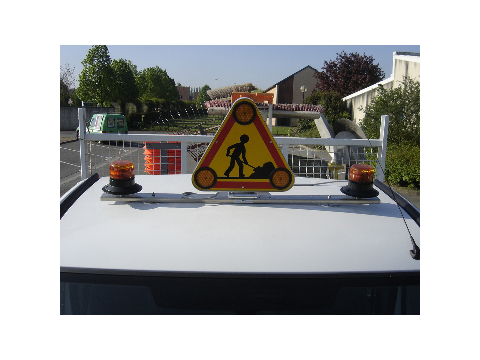 Barre ECLAIR à relevage manuel avec triangle 700 mm et gyrophare orange Gyroled Mercura sur véhicule de service