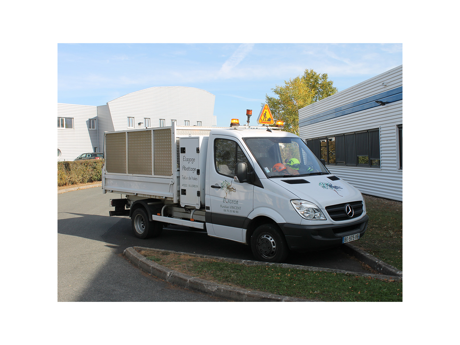 Barre de signalisation ECLAIR à relevage manuel avec triangle et gyrophare Gyroled Mercura orange