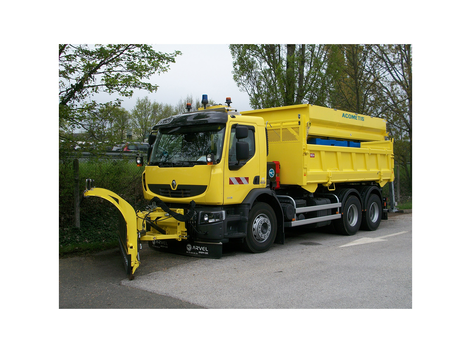 Barre ECLAIR avec triangle relevage électrique Gyroled Mercura orange et bleu sur hampe sur véhicule déneigement