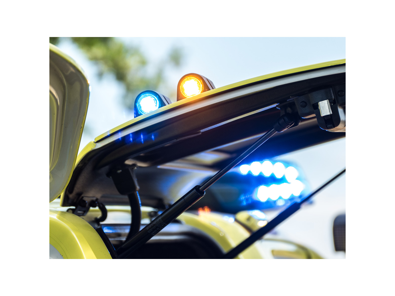 Feu de pénétration à LED QUARTZ bleu et orange sur véhicule noir